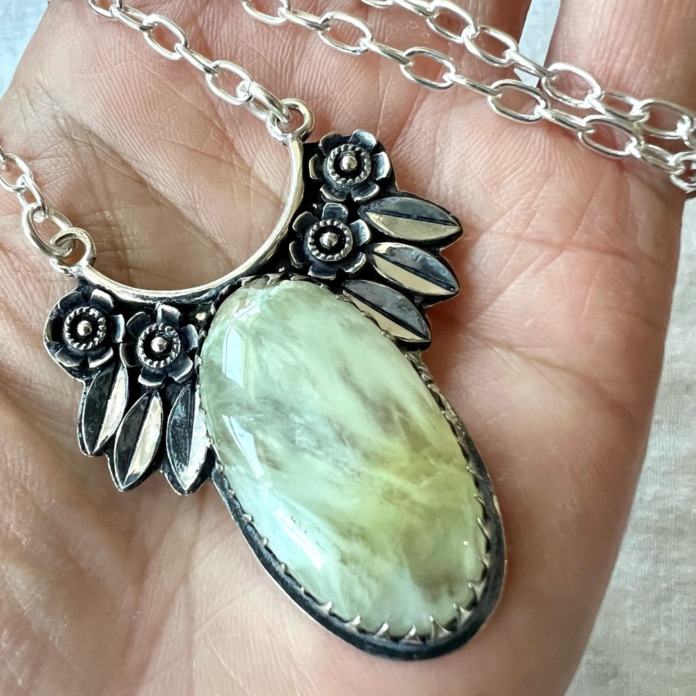 925 Gorgeous Ornate Heart Chakra Prehnite Necklace - Picture 5 of 8